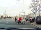 Молодые мамы с колясками, едва не спровоцировавшие ДТП в центре Кишинева, попали на видео 