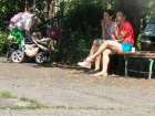 Дымящие рядом с детскими колясками молодые мамы возмутили жителей Кишинева