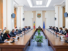 Жителей Молдовы призывают экономить, а бюджет президентуры сильно увеличат