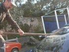 Вспыльчивый пенсионер разбил штыковой лопатой дорогую иномарку соседа в Тирасполе