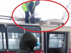 Битву водителя кишиневского троллейбуса с пожаром на крыше сняли на видео