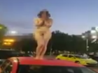 Обнаженную брюнетку на крыше авто в центре Бухареста сняли на видео