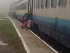 Пассажиры, толкающие поезд в Закарпатье, попали на видео 