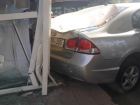 "Ездить не купил" - в Кишиневе женщина перепутала педали автомобиля и въехала в строение