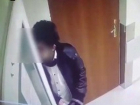 Серийный грабитель кабинетов врачей в столичных больницах попал на видео и был задержан