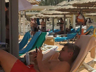 Жиздан развлекается на пляже элитного отеля в Египте