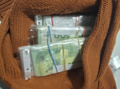 24-летняя девушка пыталась вывезти 30 тысяч евро, спрятав их в пальто