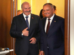 Бочонки своего вина, мед и орехи подарил белорусскому президенту Игорь Додон 