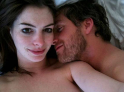 Обнаженные фото интимных забав красавицы Энн Хэтэуэй и ее мужа выложили хакеры