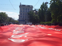 В центре Кишинева развернули огромное Знамя Победы