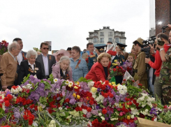 Участники Марша Победы возложили цветы к Вечному огню