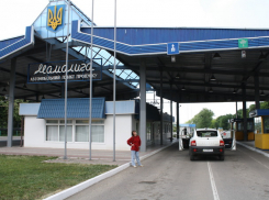 На границе Украины и Молдовы перехватили фуру с алкоголем, в которой скрывались уклонисты