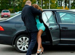 Групповое изнасилование доверчивой девушки совершили ее интернет-друг с приятелями