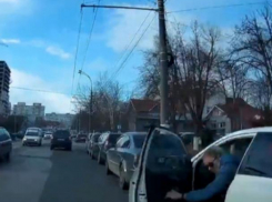 На Ботанике женщина неаккуратно открыла дверь автомобиля и… «попала» на сотни евро