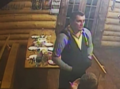 Надругательство над святынями националистов: работник суда порвал флаг и разгромил патриотичное кафе