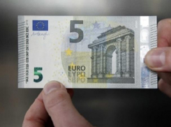 Гражданин Молдовы хотел дать взятку в 5 евро в Латвии, но получил штраф в 4300 евро