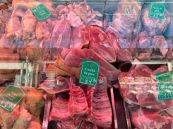 Продавцы на рынке жалуются на низкие продажи: у людей нет денег