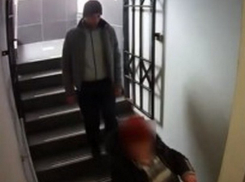 Серийный грабитель попал на видео при краже кошелька из сумки женщины на Чеканах