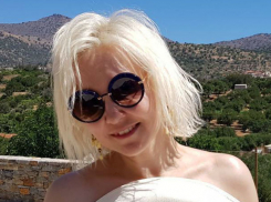 Пикантные фото на отдыхе в Греции показала астролог шоу «Давай поженимся!»