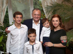 Ваша президентура в Бухаресте, а у меня другой Родины нет, - Додон жестко ответил Санду