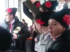 Рождественские колядки в столичном троллейбусе сняли на видео