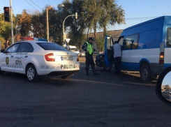 Столкновение микроавтобуса и автомобиля, спровоцировавшее огромную пробку в центре Кишинева, попало на видео