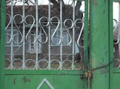 Заперли свои дома и уехали из страны: пенсионер из Кэлэраша заботится о пустых домах своих соседей