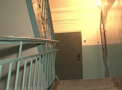 Кровавую расправу над мужем в подъезде многоэтажки Кишинева совершила молодая женщина 