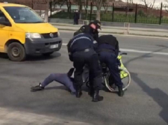 Полицейские спасли колясочника, выкатившегося на самую оживлённую магистраль города с целью совершить самоубийство