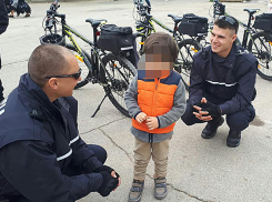 Трех маленьких детей потеряли родители на кишиневском кладбище во второй день Радоницы 