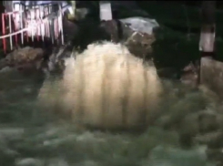 Мощный фонтан, вырвавшийся из-под асфальта в центре столицы, сняли на видео