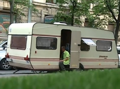 Власти никак не реагируют на протест людей, живущих в трейлерах у правительства