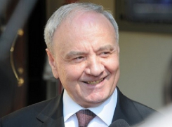 Экс-президента Молдовы заметили с псом Ренато Усатого в центре Кишинева