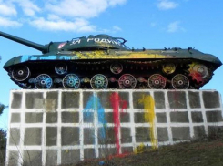 Вандалы изуродовали краской танк в Корнештах, который недавно защитили от сноса 