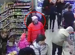 «Дама в красном», похитившая кошелек у девушки на Чеканах, попала на видео