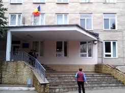 На одном из столичных участков голосуют под флагом Румынии 