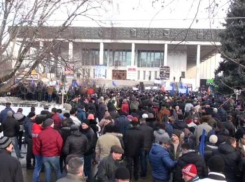 Пришедшие на митинг ДПМ граждане выступают против Плахотнюка и за досрочные выборы 