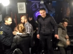 Массовая драка украинских и голландских фанатов в пабе попала на видео