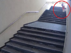 Присмотритесь к ней! Женщина выкинула большой пакет мусора прямо в новом подземном переходе