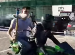 «Уровень «Бог»: парень прокатился на мотоцикле с кальяном и попал на видео 