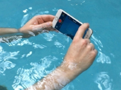 Школьница уронила в ванну смартфон и погибла от удара током