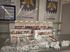 Пассажир рейса Кишинев-Лондон пытался спрятать 100 пачек сигарет в фольгу