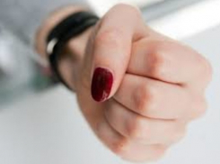 Женщина жестоко избила сожителя за кредит