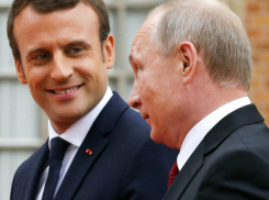 Путин пошутил в ответ на извинения Макрона за «климатическое» опоздание