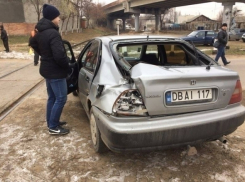 В Новоаненском районе поезд врезался в автомобиль
