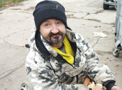 Дожили! В Кишиневе на мусорку выбросили умирать инвалида-колясочника 