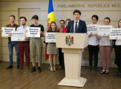 Раду Мариан из PAS преисполнен пафоса - он назвал себя «неподкупным» и заявил, что верит в «перезагрузку парламента»