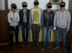 Банда несовершеннолетних напала на мужчину возле магазина в Сороках и «прославилась» на веб-камеру