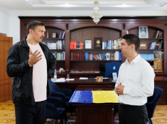 Боксер Александр Усик посетил Молдову и встретился с главой МИД Попшоем