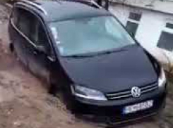 Грязевой ловушкой для автомобиля стала разбитая улица в Дурлештах